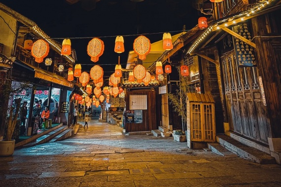 康輝旅游網(wǎng)<夕陽紅全陪班  鄭州出發(fā)貴州全景雙臥9日游>懷化.梵凈山.銅仁.安順.黃果樹瀑布.西江千戶苗寨.鎮(zhèn)遠(yuǎn)古城.荔波.小七孔. 南花苗寨.織金洞.茅臺(tái)鎮(zhèn).三渡赤水.遵義會(huì)址.紅軍山.白宮.百里杜鵑