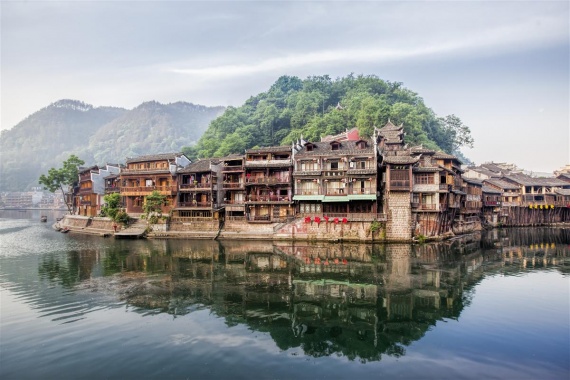 康輝旅游網(wǎng)<純玩湘西>深圳出發(fā)長(zhǎng)沙+橘子洲頭+張家界+天門(mén)山+湘西苗寨+邊城茶峒+鳳凰古城高鐵5天4晚跟團(tuán)游，深港自組，打卡一腳踏三省