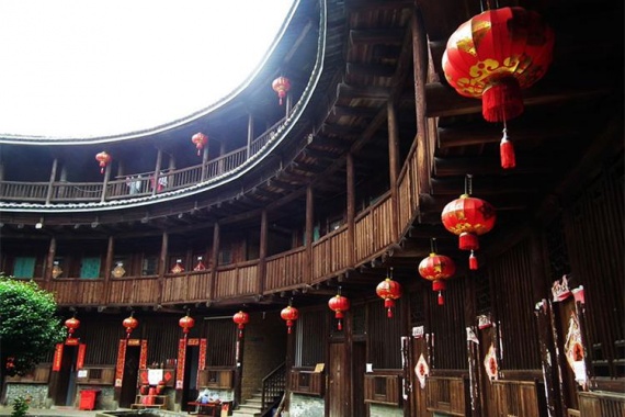 康輝旅游網(wǎng)C位土樓，廣州往返海上明珠塔、打卡山海健康步道、南普陀 永定高北土樓群動(dòng)車 4天