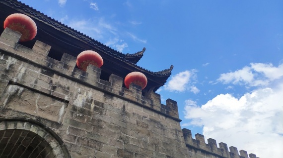 康辉旅游网<潇洒游>食足5餐 新丰红叶世界、东华寺祈福、摘果、龙泰温泉城嬉水纯玩3天