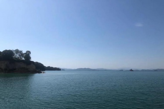 康辉旅游网【五一】广州往返河源船游人间瑶池-5A万绿湖、打卡“广东小洱海”镜花缘 纯玩2天