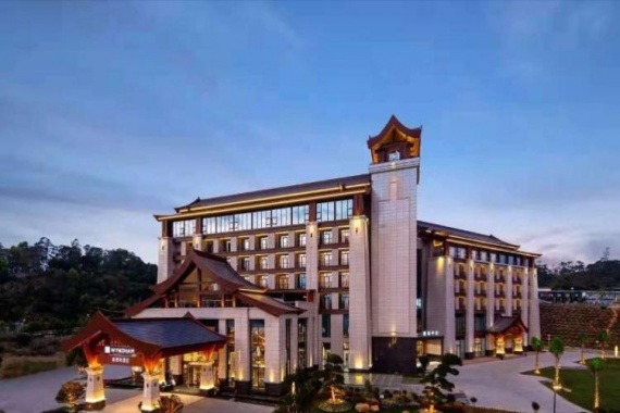 康辉旅游网广州往返茂名信宜莲花湖温德姆纯玩3天2晚半自助游、吃足4餐、打铁花、火壶