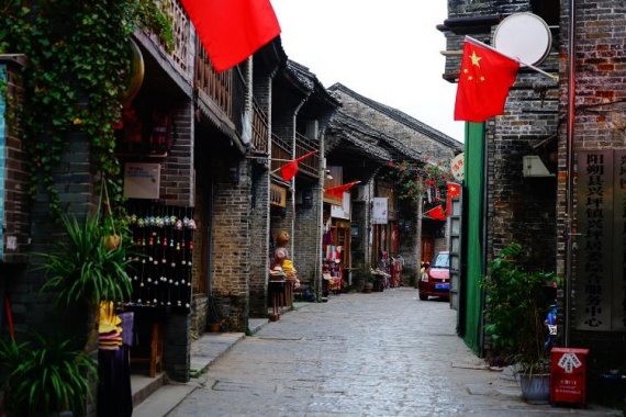 康辉旅游网广州往返桂林象鼻山、兴坪古镇、兴坪漓江、银子岩、遇龙河多人竹筏动车3天，粤享桂林