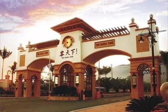 康辉旅游网广州往返河源品质纯玩2天 泡客天下·氡温泉·非遗追龙鱼灯篝火晚会 5A镜花缘